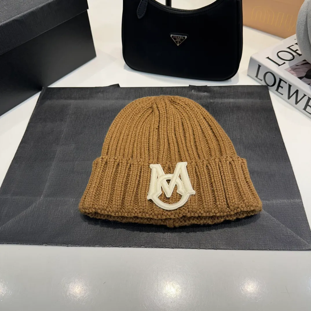 P60 Moncler 💥 Official website classic knitted hat, replica of the original. Very soft and skin-friendly, very elastic 💓 Textured and very versatile style ~ Warm cashmere woolen hat, one size fits all and elastic ~ Unisex, can be worn by any head size. Super quality, highly recommended