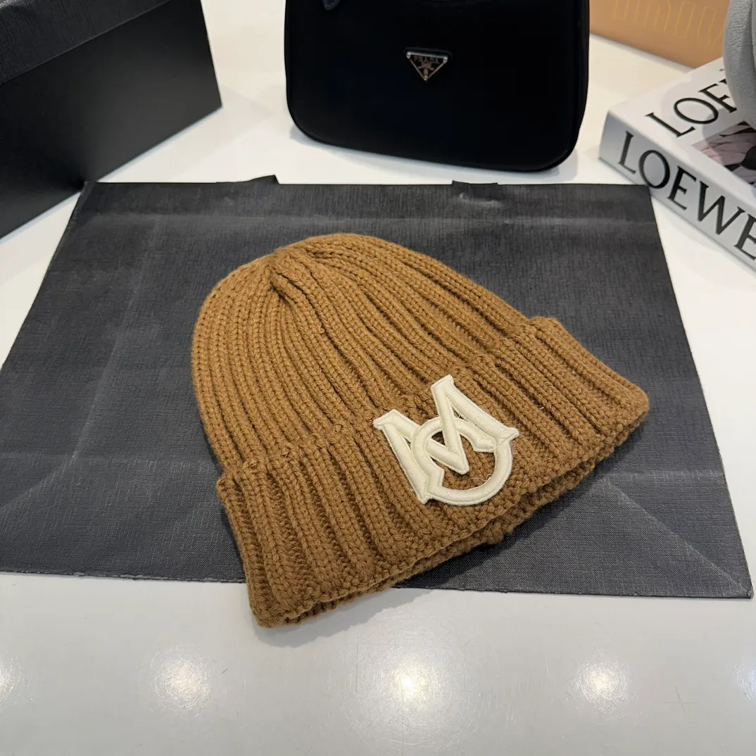 P60 Moncler 💥 Official website classic knitted hat, replica of the original. Very soft and skin-friendly, very elastic 💓 Textured and very versatile style ~ Warm cashmere woolen hat, one size fits all and elastic ~ Unisex, can be worn by any head size. Super quality, highly recommended