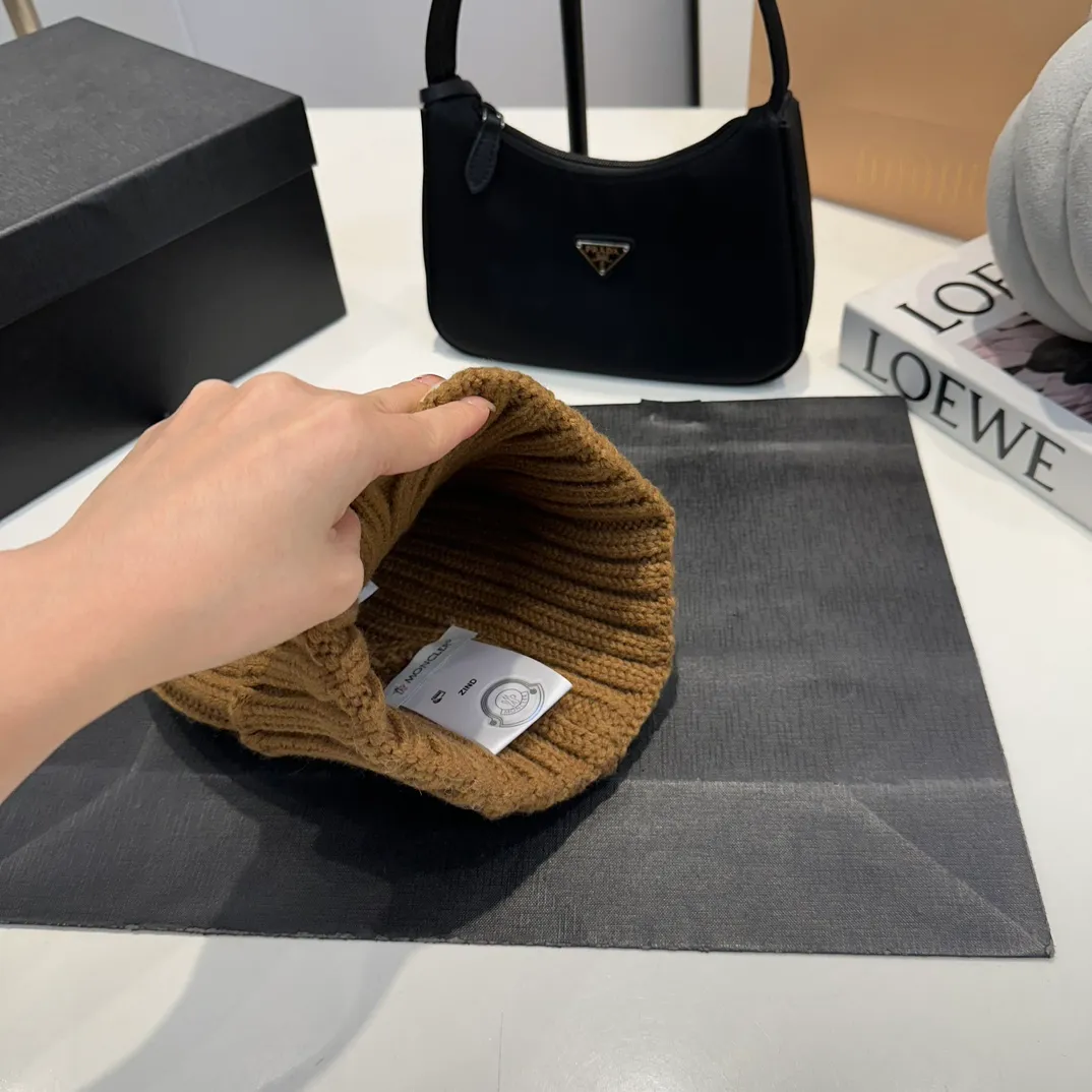 P60 Moncler 💥 Official website classic knitted hat, replica of the original. Very soft and skin-friendly, very elastic 💓 Textured and very versatile style ~ Warm cashmere woolen hat, one size fits all and elastic ~ Unisex, can be worn by any head size. Super quality, highly recommended