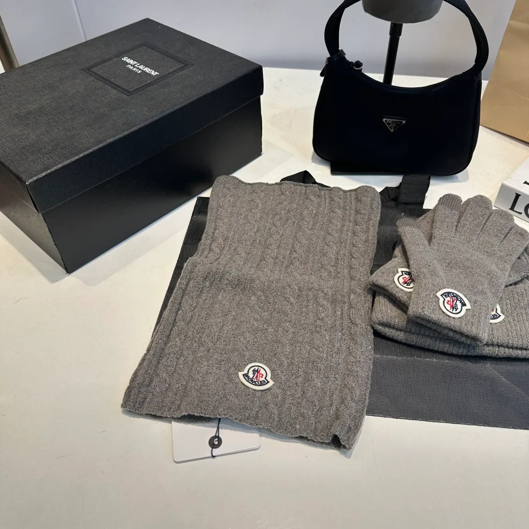 p140 Moncler muzzle suit hat + gloves + scarf autumn and winter style knitted beanie. This must be a minimalist favorite. It is clean, neat, fashionable and versatile, and will never be picky about your face shape! A fashionable classic that lasts forever! Both men and women are welcome