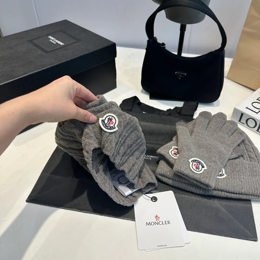 p140 Moncler muzzle suit hat + gloves + scarf autumn and winter style knitted beanie. This must be a minimalist favorite. It is clean, neat, fashionable and versatile, and will never be picky about your face shape! A fashionable classic that lasts forever! Both men and women are welcome