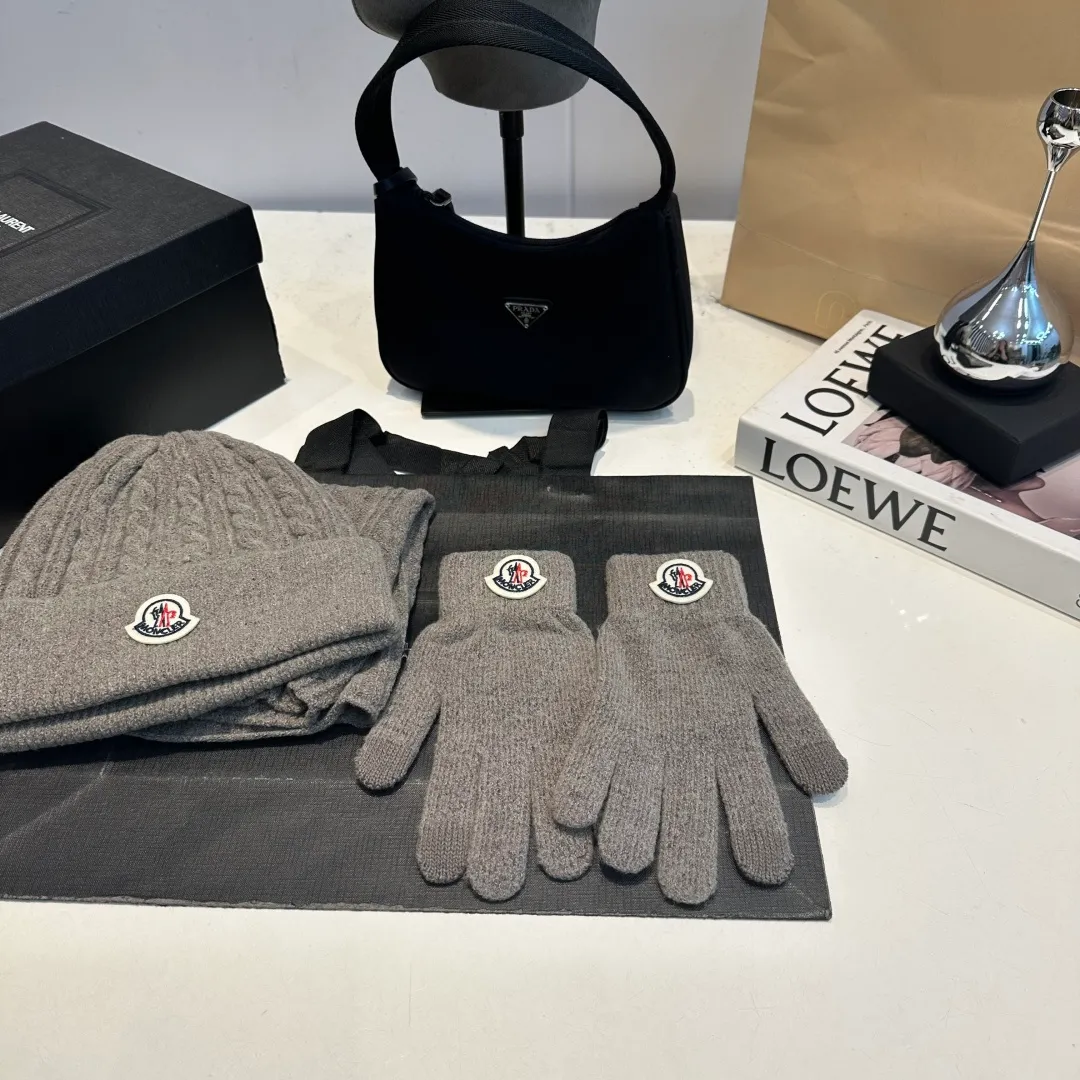 p140 Moncler muzzle suit hat + gloves + scarf autumn and winter style knitted beanie. This must be a minimalist favorite. It is clean, neat, fashionable and versatile, and will never be picky about your face shape! A fashionable classic that lasts forever! Both men and women are welcome