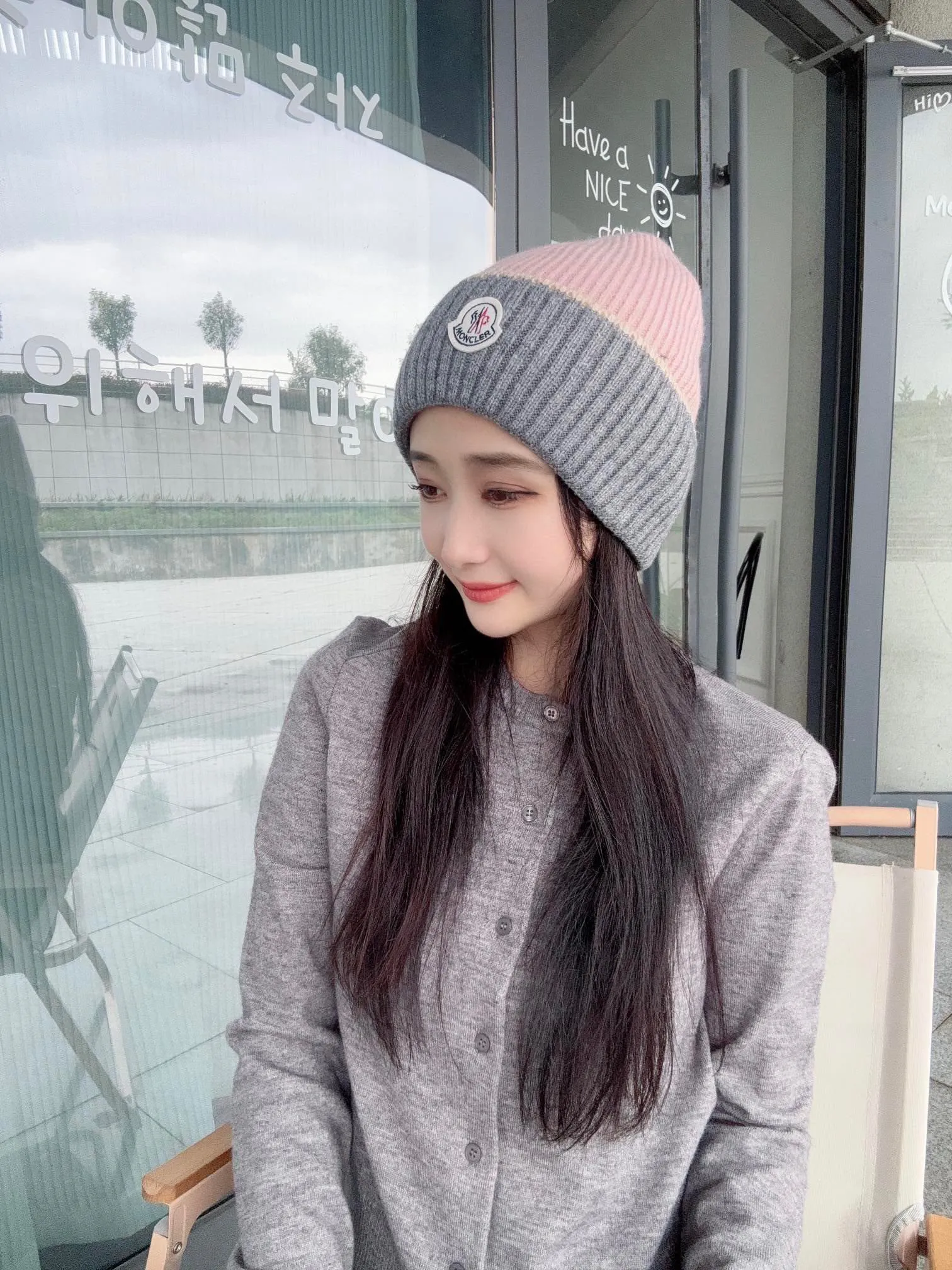 P50 comes with dust bag MONCLER mouth covering 🎩Good quality, high-end atmosphere, super popular 💖The texture is great, it’s great to match when out on the street! Fashion trends! A must-have item for going out, the same style for men and women, get it now!