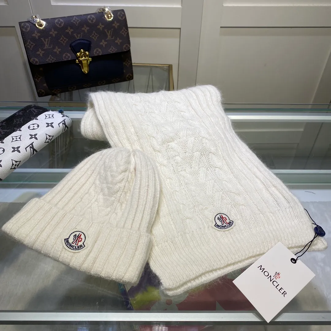 P170 MONCLER classic suit hat! Hat ➕Scarf! Cashmere and Rabbit Velvet Quality! It's warm and super comfortable~A great tool for young ladies to reduce their age in winter~This winter, all you need is a set of hats~It's warm and fashionable! Unisex model! Can be made as a couple model! Complete range of anti-counterfeiting labels and elevators! Many styles, welcome to choose!!