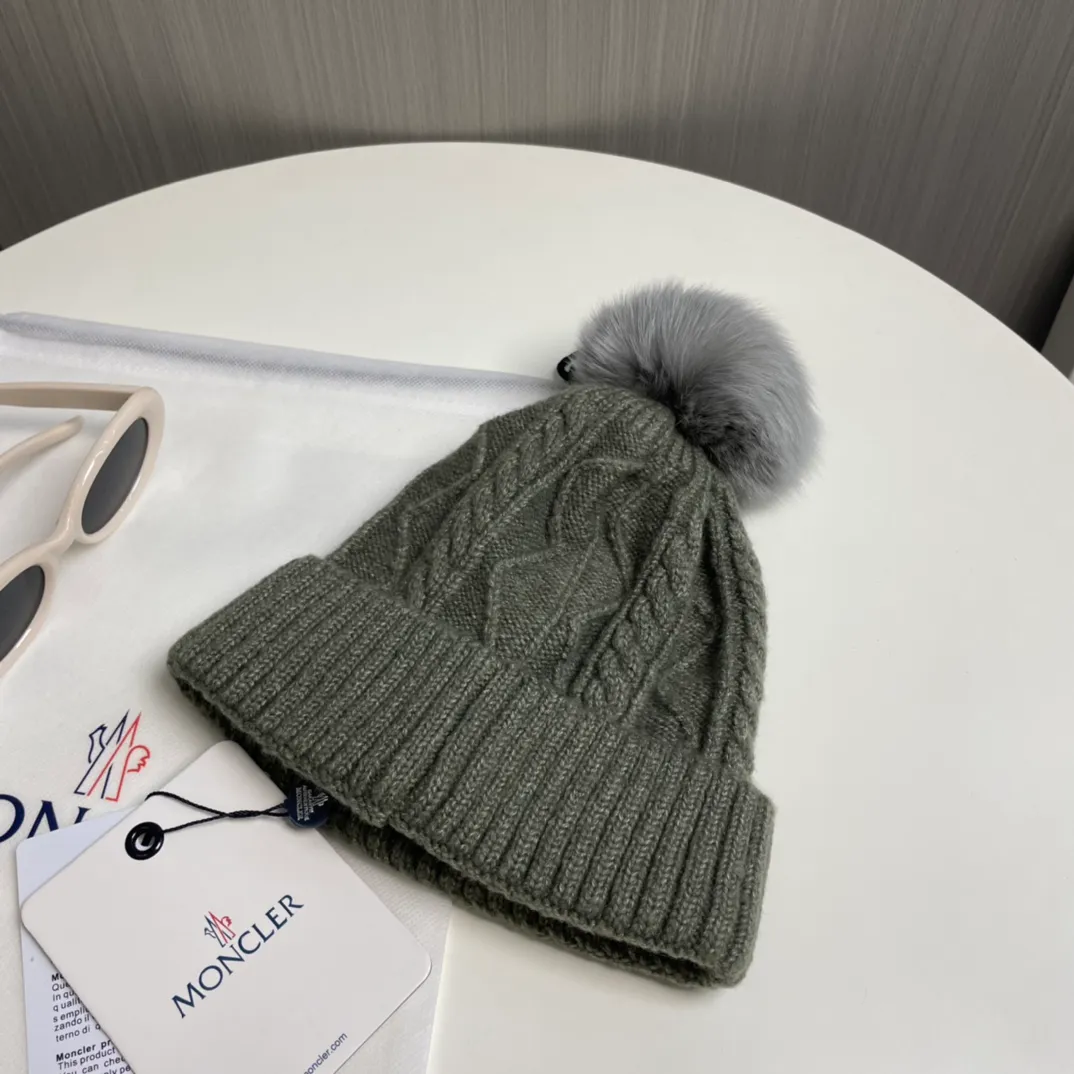 P90 with dust bag Moncler👒Classic original single-mouthed knitted wool hat, made of selected wool fabrics with ultra-high wool content‼ ️It feels super soft and has excellent elasticity. The rabbit fur ball is high-end, age-reducing and super warm!