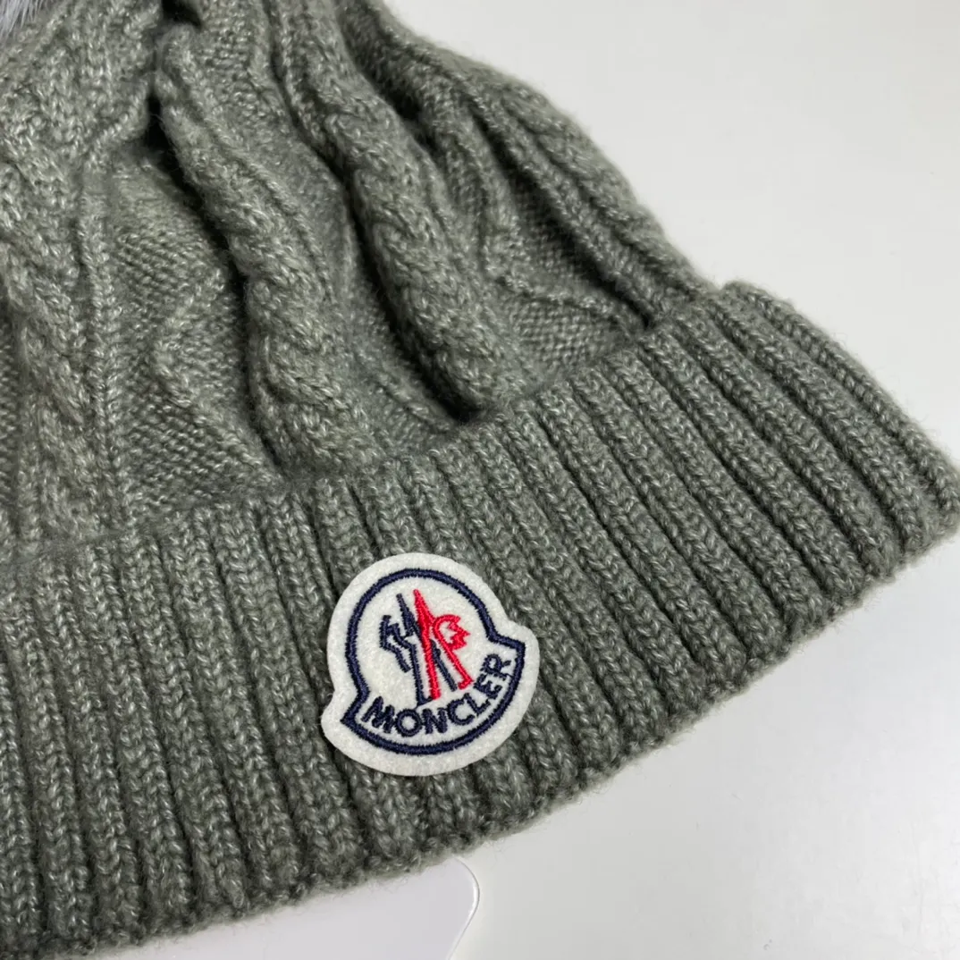 P90 with dust bag Moncler👒Classic original single-mouthed knitted wool hat, made of selected wool fabrics with ultra-high wool content‼ ️It feels super soft and has excellent elasticity. The rabbit fur ball is high-end, age-reducing and super warm!