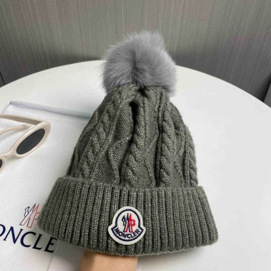 P90 with dust bag Moncler👒Classic original single-mouthed knitted wool hat, made of selected wool fabrics with ultra-high wool content‼ ️It feels super soft and has excellent elasticity. The rabbit fur ball is high-end, age-reducing and super warm!