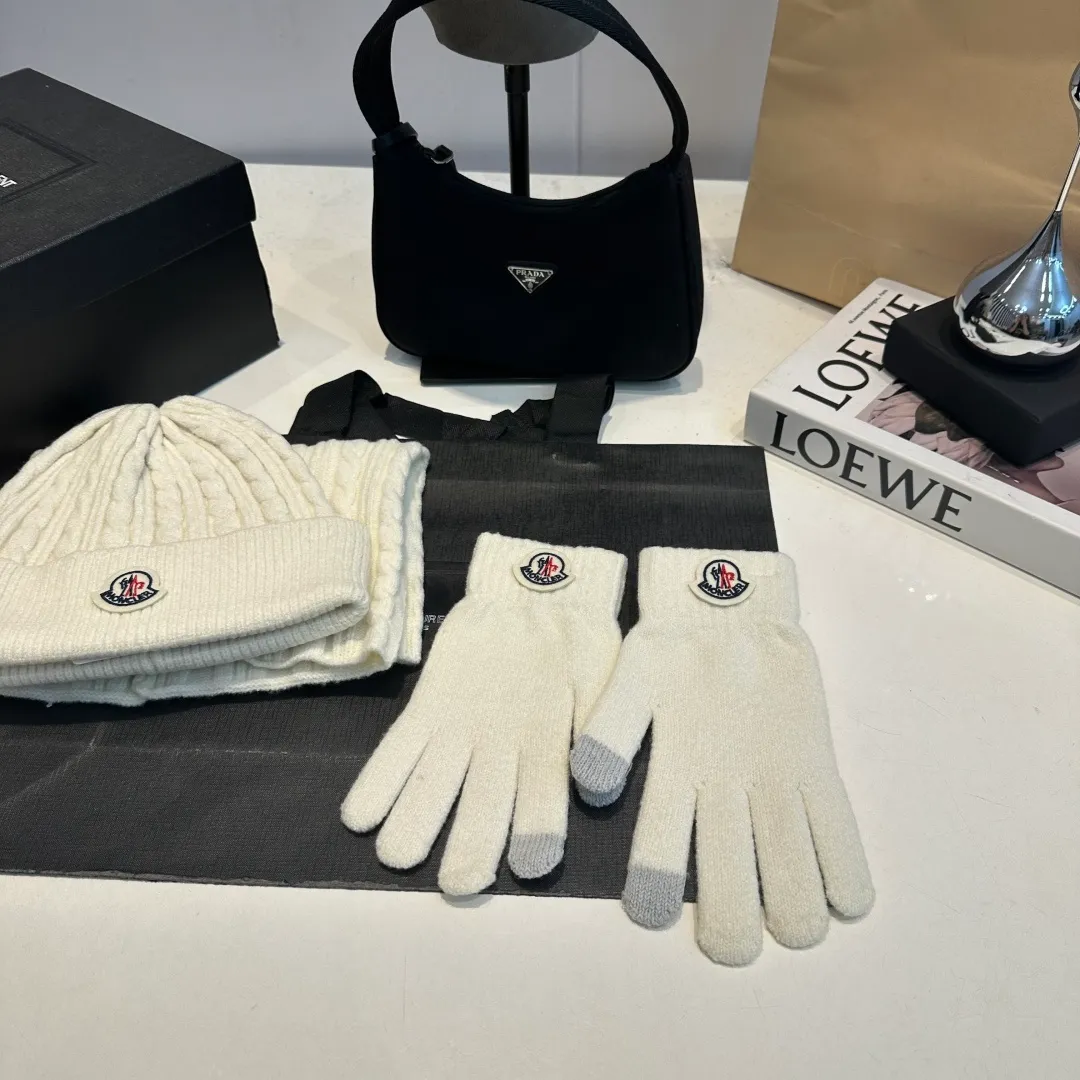 p140 Moncler muzzle suit hat + gloves + scarf autumn and winter style knitted beanie. This must be a minimalist favorite. It is clean, neat, fashionable and versatile, and will never be picky about your face shape! A fashionable classic that lasts forever! Both men and women are welcome