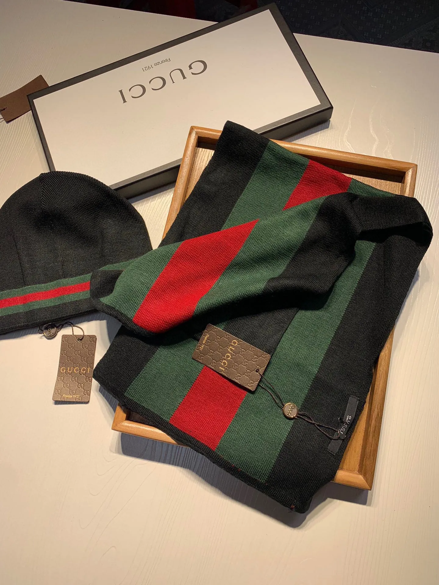 p220Gucci. [Wool suit hat] Classic suit hat! Hat ➕Scarf! It's warm and super comfortable~A great tool for young ladies to reduce their age in winter~This winter, all you need is a set of hats~It's warm and fashionable! Unisex model! Can be made as a couple model! Complete range of anti-counterfeiting labels and elevators! Many styles, welcome to choose!!