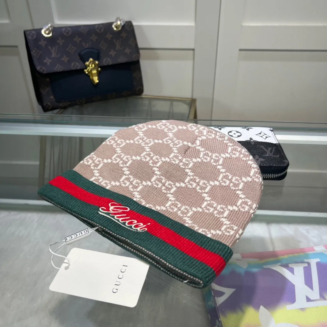 P48 GUCCI Gucci official website's latest wool knitted hat, 💓original replica from the official website. Very soft and skin-friendly, very elastic 💓textured and very versatile style~very warm, a must-have item in autumn and winter, unisex, can be worn by any head size. Really recommended