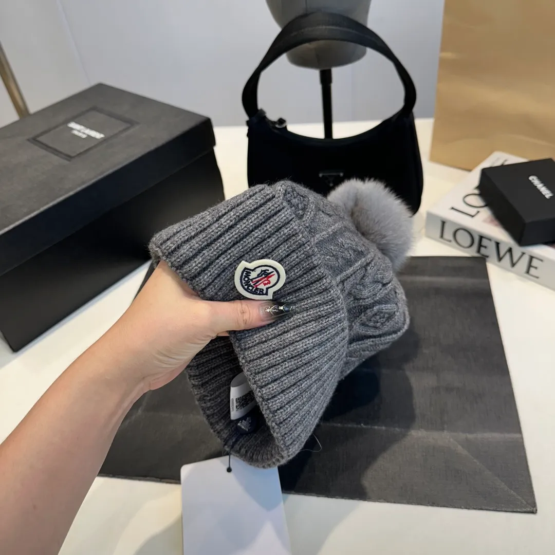 P90 high version Moncler Moncler 💥 Official website classic knitted hat, replica of the original. Very soft and skin-friendly, very elastic 💓 Textured and very versatile style ~ Warm cashmere woolen hat, one size fits all and elastic ~ Unisex, can be worn by any head size. Super quality, highly recommended
