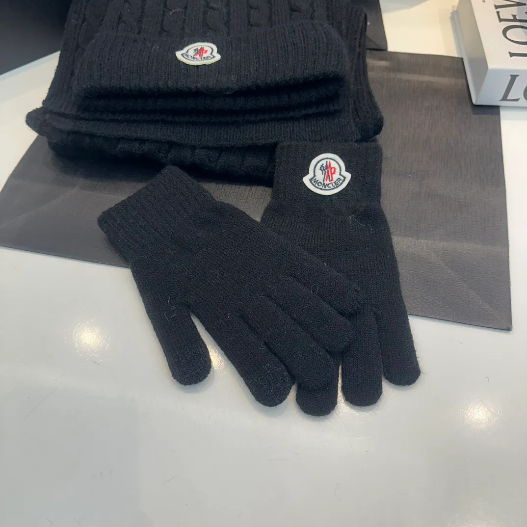 P180 Moncler autumn and winter counter model knitted beanie + scarf + gloves three-piece set, classic pattern, warm and fashionable! Fashionable and popular 🌸First-class texture, pure wool