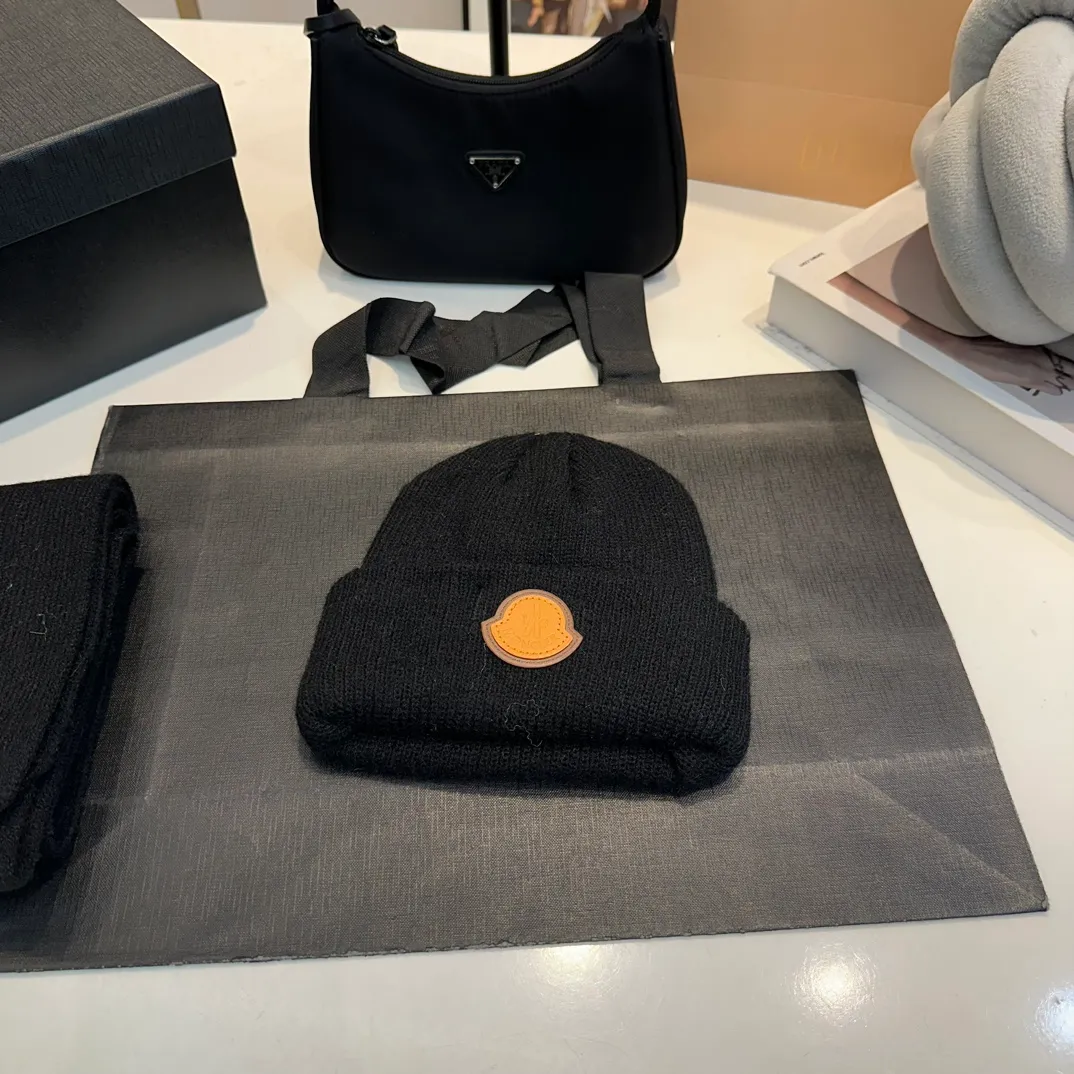P110 Moncler wool knitted three-piece set, gloves + hat + scarf set ❄️ Wool knitted, super cute with cashmere scarf, a must-have for autumn and winter