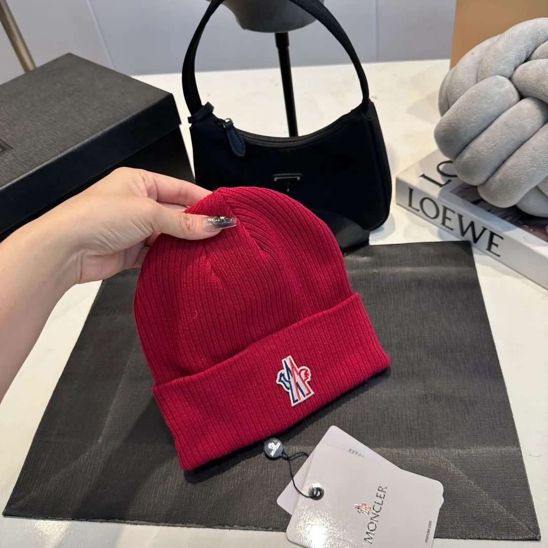 P50 MONCLER Mouth Mouth 🎩 Knitted Beanie, good quality, high-end, super soft! Super hot💖The texture is great and it’s great to match when out on the street! Fashion trends! A must-have item for autumn and winter, the same style for men and women is available now!