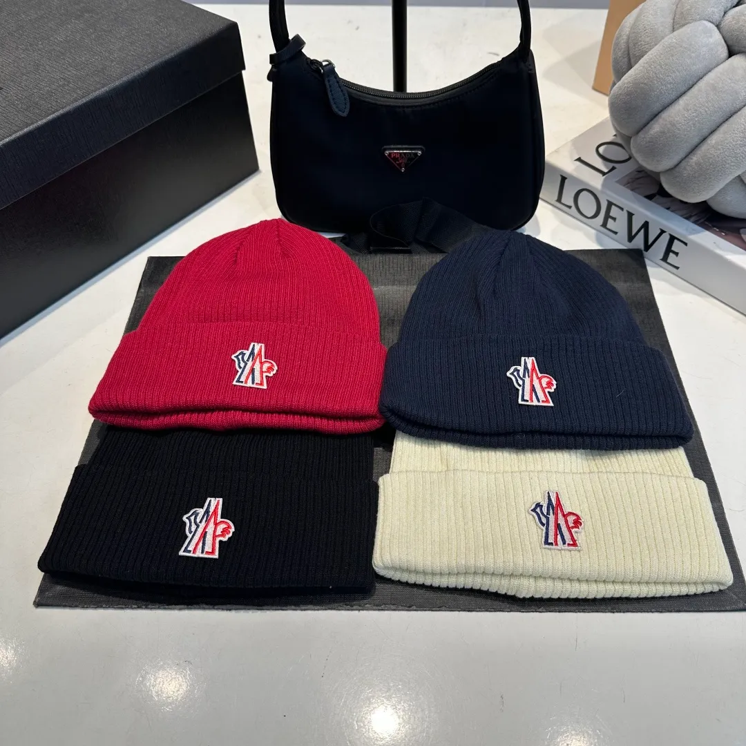P50 MONCLER Mouth Mouth 🎩 Knitted Beanie, good quality, high-end, super soft! Super hot💖The texture is great and it’s great to match when out on the street! Fashion trends! A must-have item for autumn and winter, the same style for men and women is available now!