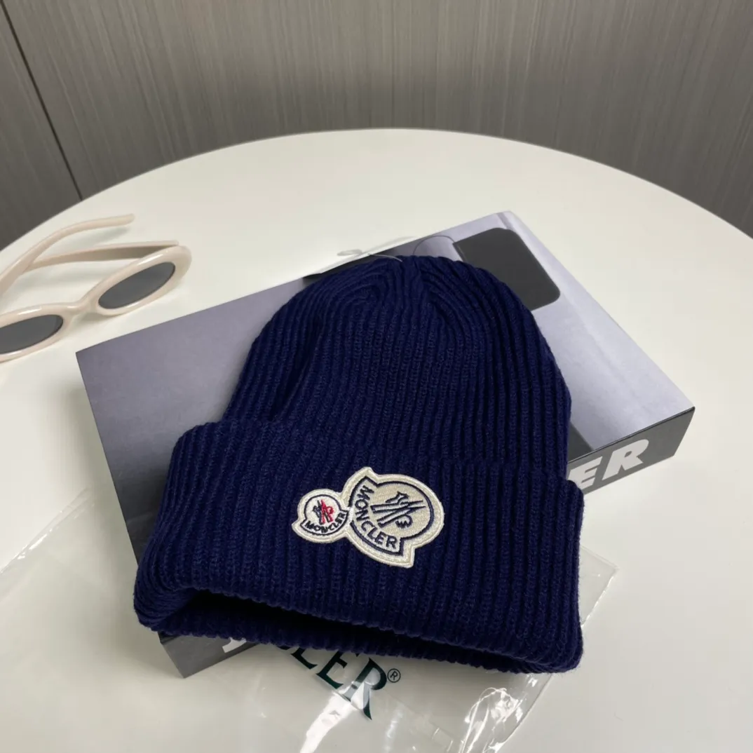 P56 comes with a dust bag for Moncler💥 Official website classic knitted hat, original replica. Very soft and skin-friendly, very elastic 💓 Textured and very versatile style ~ Warm cashmere woolen hat, one size fits all and elastic ~ Unisex, can be worn by any head size. Super quality, highly recommended