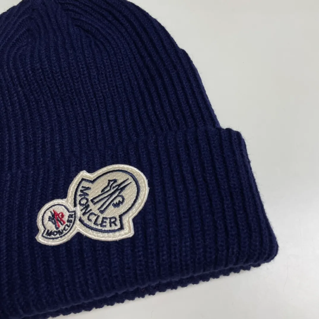 P56 comes with a dust bag for Moncler💥 Official website classic knitted hat, original replica. Very soft and skin-friendly, very elastic 💓 Textured and very versatile style ~ Warm cashmere woolen hat, one size fits all and elastic ~ Unisex, can be worn by any head size. Super quality, highly recommended