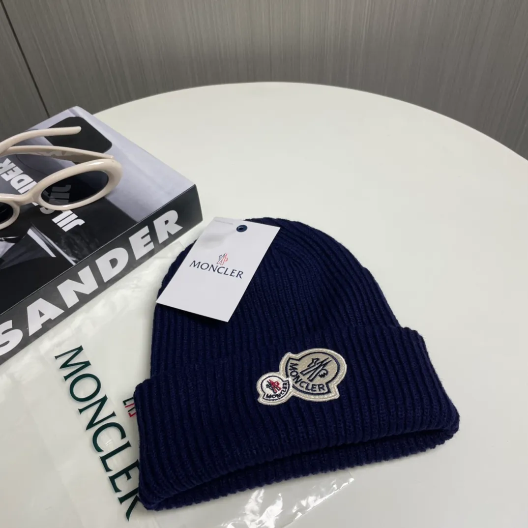 P56 comes with a dust bag for Moncler💥 Official website classic knitted hat, original replica. Very soft and skin-friendly, very elastic 💓 Textured and very versatile style ~ Warm cashmere woolen hat, one size fits all and elastic ~ Unisex, can be worn by any head size. Super quality, highly recommended