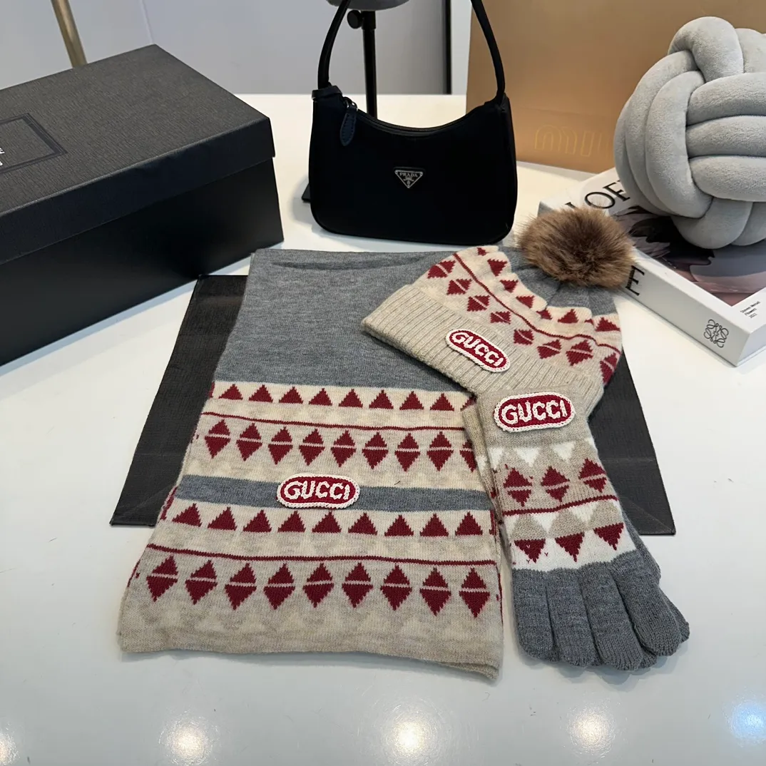 P180 Gucci Gucci scarf, gloves, hat three-piece set, casual and versatile, rabbit wool + cashmere knitted scarf and hat set, warm and fashionable, comfortable and soft texture, versatile style, unisex 💑couple style 😱[wit] winter warm series