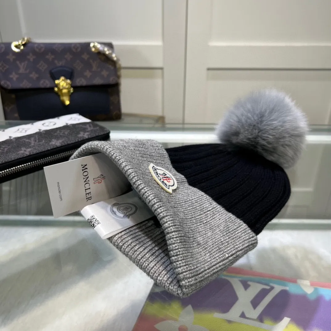 P76 comes with dust bag MONCLER Mouth Mouth 🎩 Wool knitted beanie, the ball is removable and can be matched as you like, good quality, high-end, and super soft! Super hot💖The texture is great and it’s great to match when out on the street! Fashion trends! A must-have item for winter, the same style for men and women, get it now!