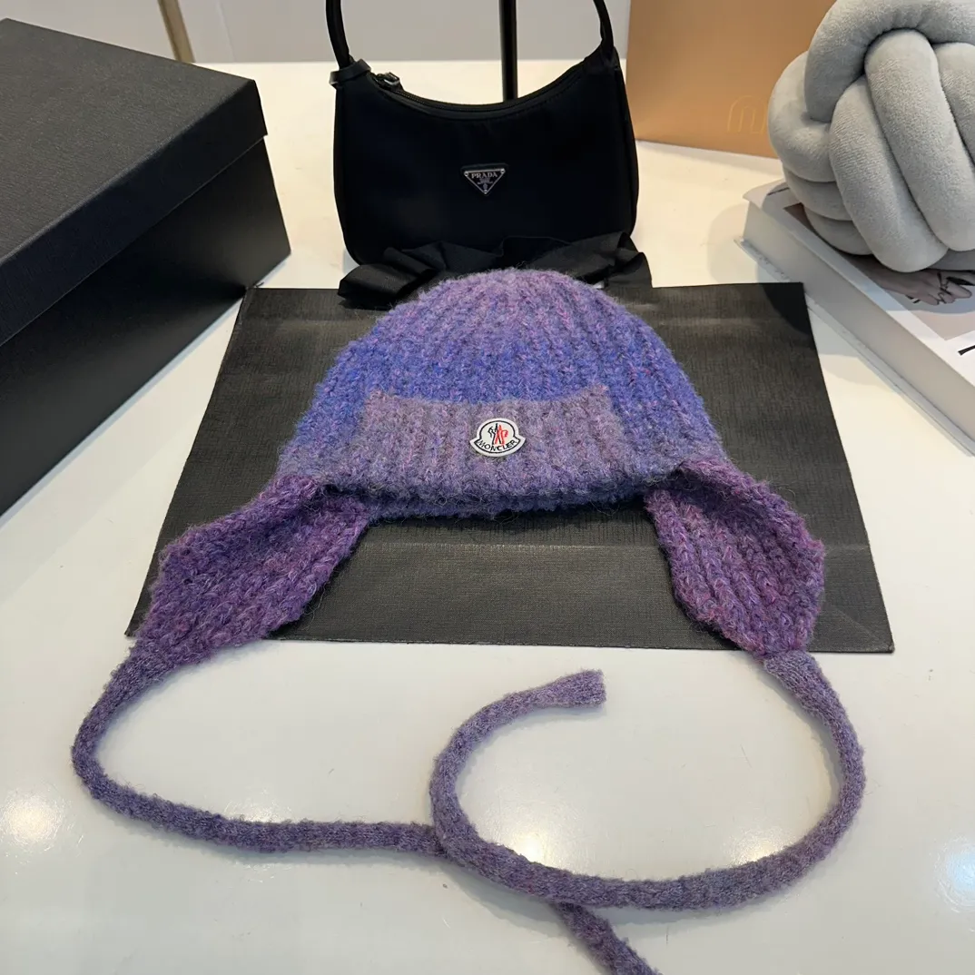 P60 Moncler 💥 New classic knitted hat, very soft and skin-friendly, very elastic 💓 Textured and very versatile style ~ Warm cashmere wool hat, one size fits all and elastic ~ Unisex, can be worn by any head size.