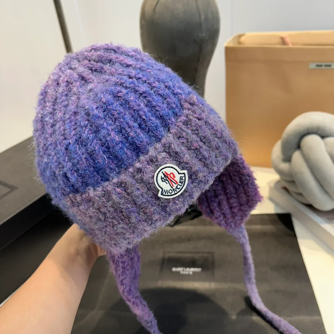 P60 Moncler 💥 New classic knitted hat, very soft and skin-friendly, very elastic 💓 Textured and very versatile style ~ Warm cashmere wool hat, one size fits all and elastic ~ Unisex, can be worn by any head size.
