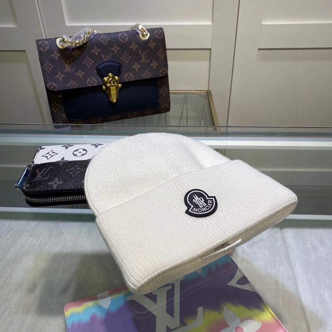 P50 comes with dust bag🌺【MONCLER】wool knitted hat! There is a scannable QR code inside! Selected wool base, the same style for men and women, thickened for warmth, fashionable and popular🌸First-class quality, the best brand for keeping warm in winter, order now, limited edition