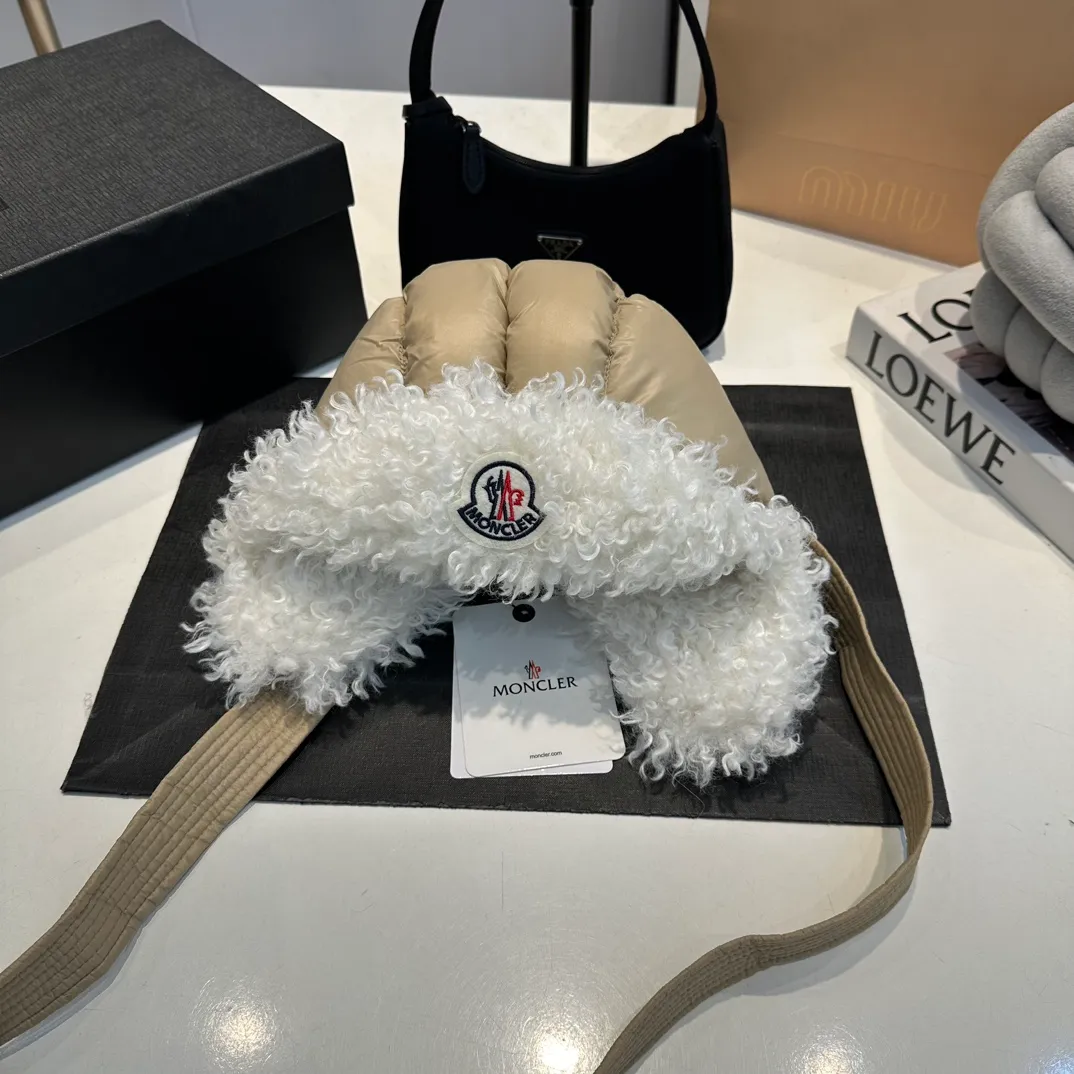 P80 Moncler Muzzle Lei Feng Hat is super warm. This teddy bear jacket is made of high-end blended lamb wool fabric. It feels really good and super soft. The plush material and goose down filling make it visually warm and full of security. This is a must-have lamb down cotton hat for autumn and winter.