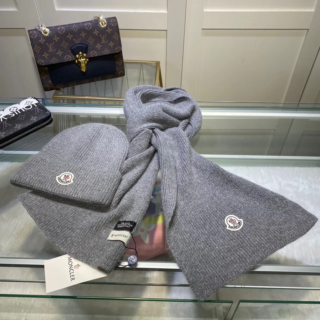 P170 MONCLER classic suit hat! Hat ➕Scarf! Cashmere and Rabbit Velvet Quality! It's warm and super comfortable~A great tool for young ladies to reduce their age in winter~This winter, all you need is a set of hats~It's warm and fashionable! Unisex model! Can be made as a couple model! Complete range of anti-counterfeiting labels and elevators! Many styles, welcome to choose!!