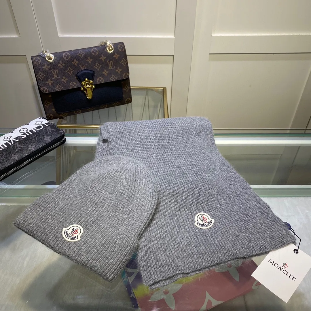 P170 MONCLER classic suit hat! Hat ➕Scarf! Cashmere and Rabbit Velvet Quality! It's warm and super comfortable~A great tool for young ladies to reduce their age in winter~This winter, all you need is a set of hats~It's warm and fashionable! Unisex model! Can be made as a couple model! Complete range of anti-counterfeiting labels and elevators! Many styles, welcome to choose!!