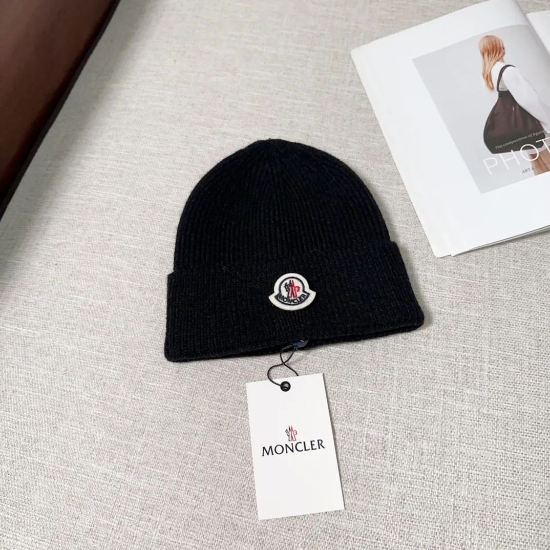 💰40 Moncler Moncler 💥Official website classic knitted hat, replica of the original. Very soft and skin-friendly, very elastic 💓 Textured and very versatile style ~ Warm cashmere woolen hat, one size fits all and elastic ~ Unisex, can be worn by any head size. Super quality, highly recommended