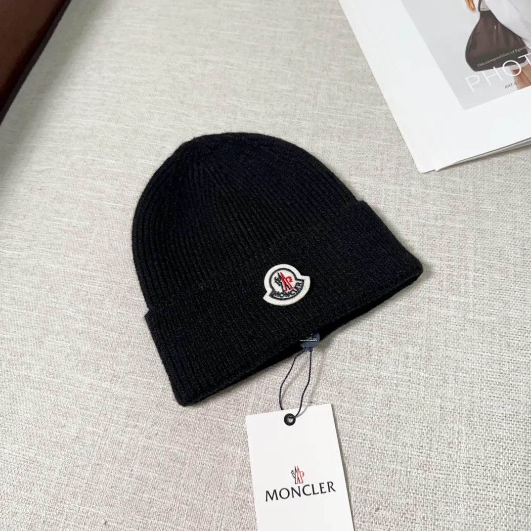 💰40 Moncler Moncler 💥Official website classic knitted hat, replica of the original. Very soft and skin-friendly, very elastic 💓 Textured and very versatile style ~ Warm cashmere woolen hat, one size fits all and elastic ~ Unisex, can be worn by any head size. Super quality, highly recommended