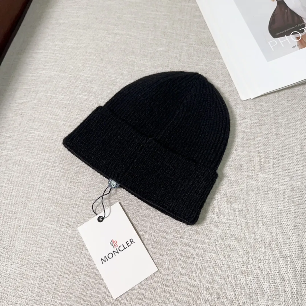 💰40 Moncler Moncler 💥Official website classic knitted hat, replica of the original. Very soft and skin-friendly, very elastic 💓 Textured and very versatile style ~ Warm cashmere woolen hat, one size fits all and elastic ~ Unisex, can be worn by any head size. Super quality, highly recommended