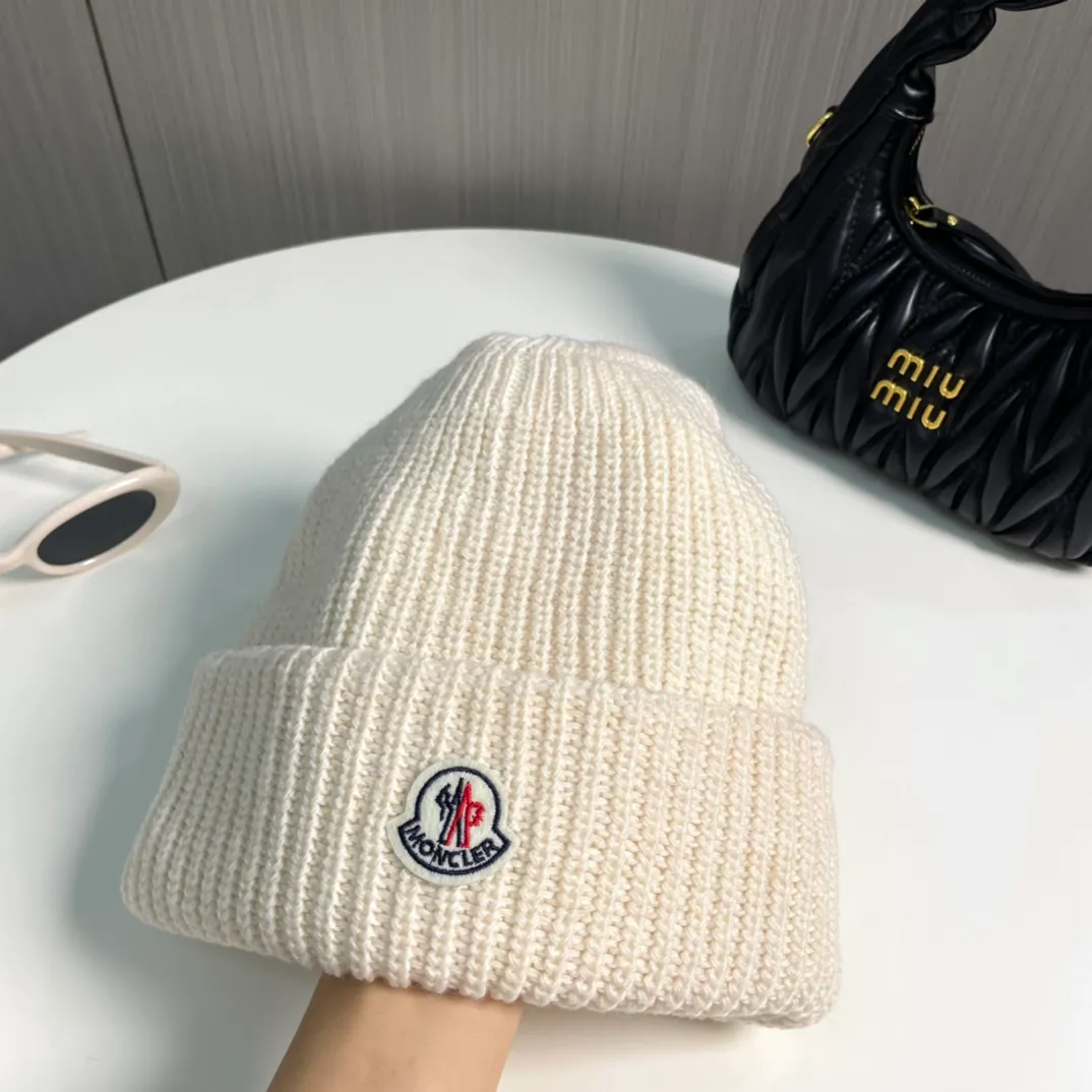 P50 Moncler Moncler 2024 early autumn and winter classic knitted hat, original replica. Very soft and skin-friendly, very elastic 💓 Textured and very versatile style ~ Warm cashmere woolen hat, one size fits all and elastic ~ Unisex, can be worn by any head size. Super quality, highly recommended