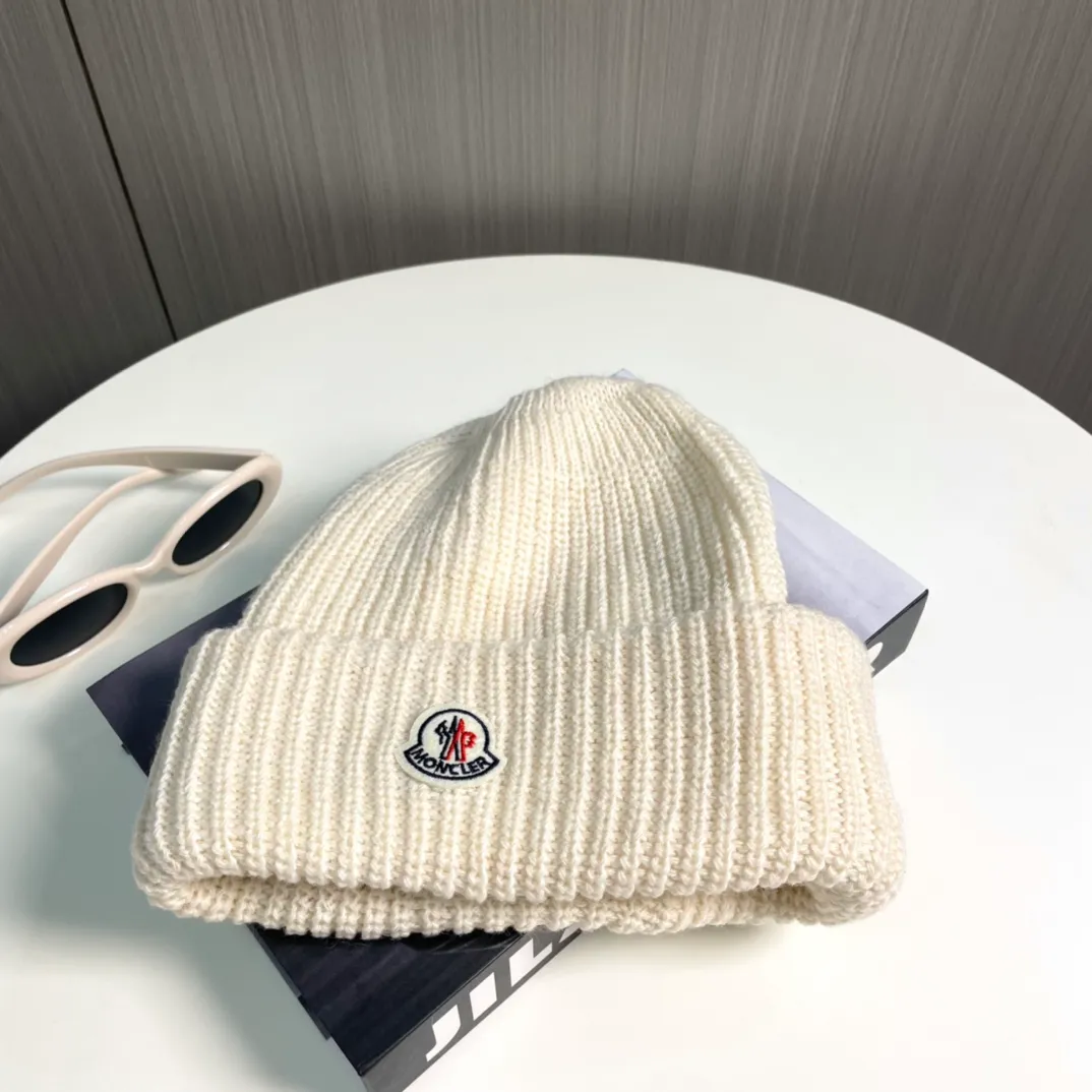 P50 Moncler Moncler 2024 early autumn and winter classic knitted hat, original replica. Very soft and skin-friendly, very elastic 💓 Textured and very versatile style ~ Warm cashmere woolen hat, one size fits all and elastic ~ Unisex, can be worn by any head size. Super quality, highly recommended