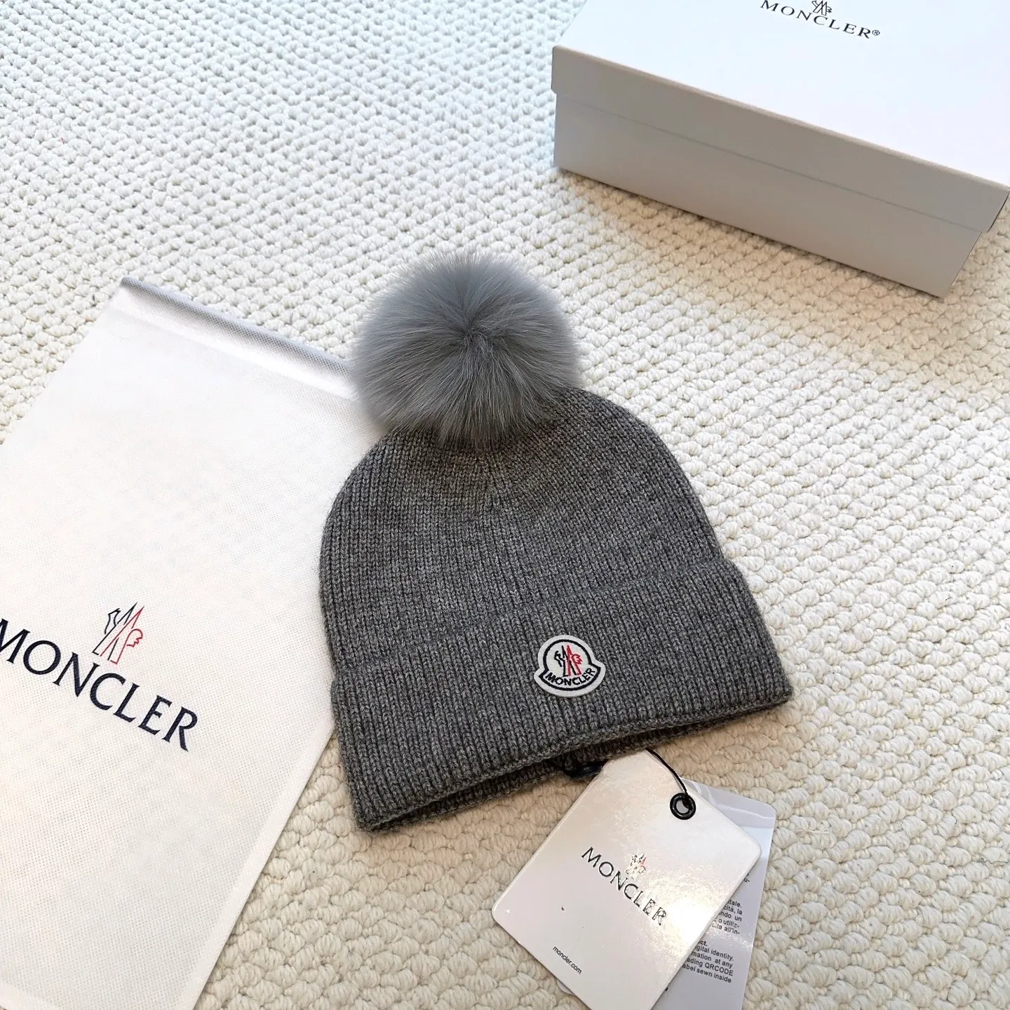 P100 with dust bag, high version Moncler Moncler 💥Official website classic knitted hat, replica of the original. Very soft and skin-friendly, very elastic 💓 Textured and very versatile style ~ Warm cashmere woolen hat, one size fits all and elastic ~ Unisex, can be worn by any head size. Super quality, highly recommended