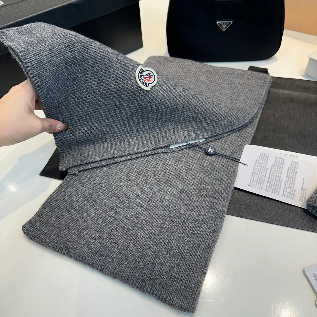 P160 Moncler muzzle suit autumn and winter style cuffed wool knitted beanie High quality customization! This must be my favorite of minimalism. It is clean, neat, fashionable and versatile, and will definitely not be picky about your face shape! A fashionable classic that lasts forever! Both men and women are welcome!