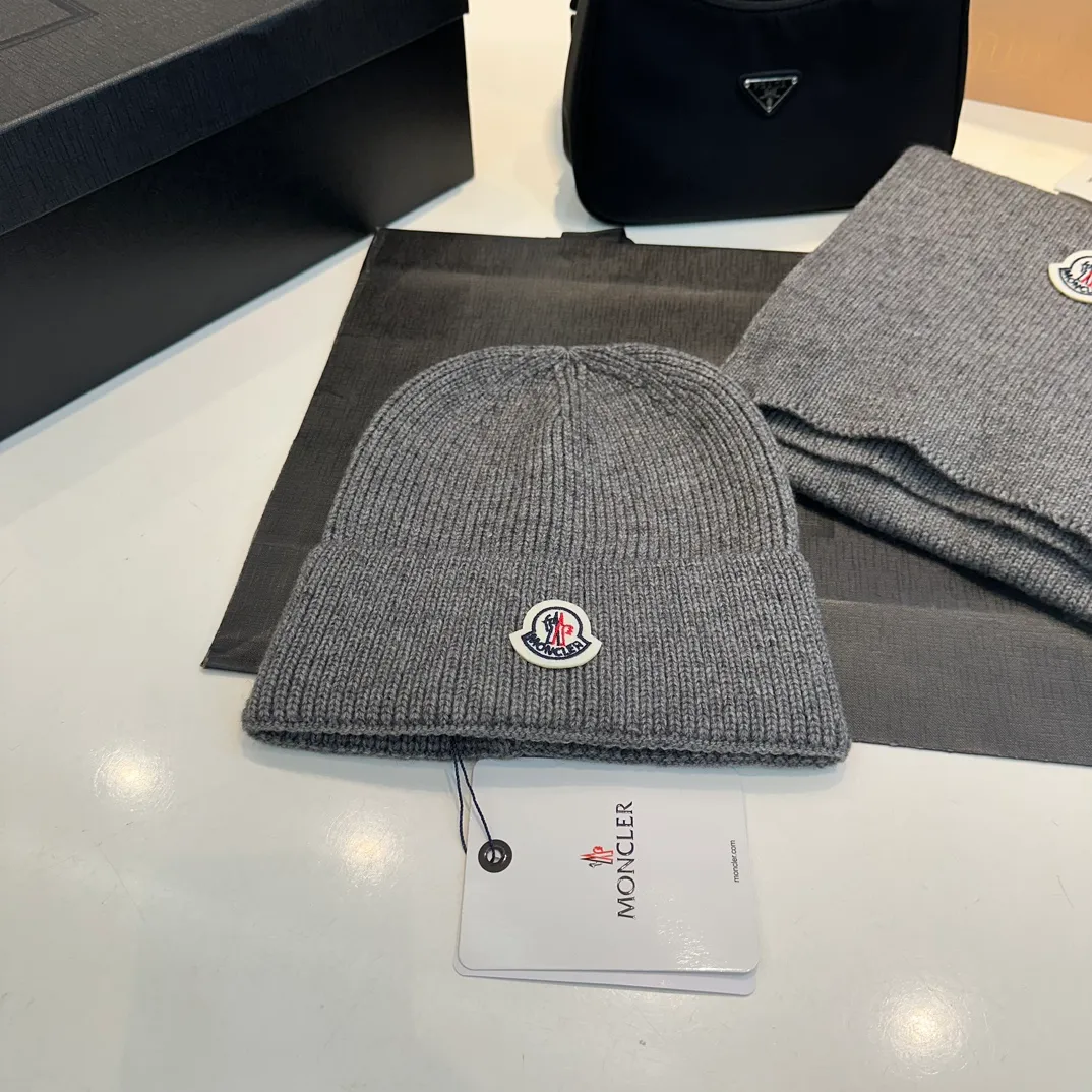 P160 Moncler muzzle suit autumn and winter style cuffed wool knitted beanie High quality customization! This must be my favorite of minimalism. It is clean, neat, fashionable and versatile, and will definitely not be picky about your face shape! A fashionable classic that lasts forever! Both men and women are welcome!