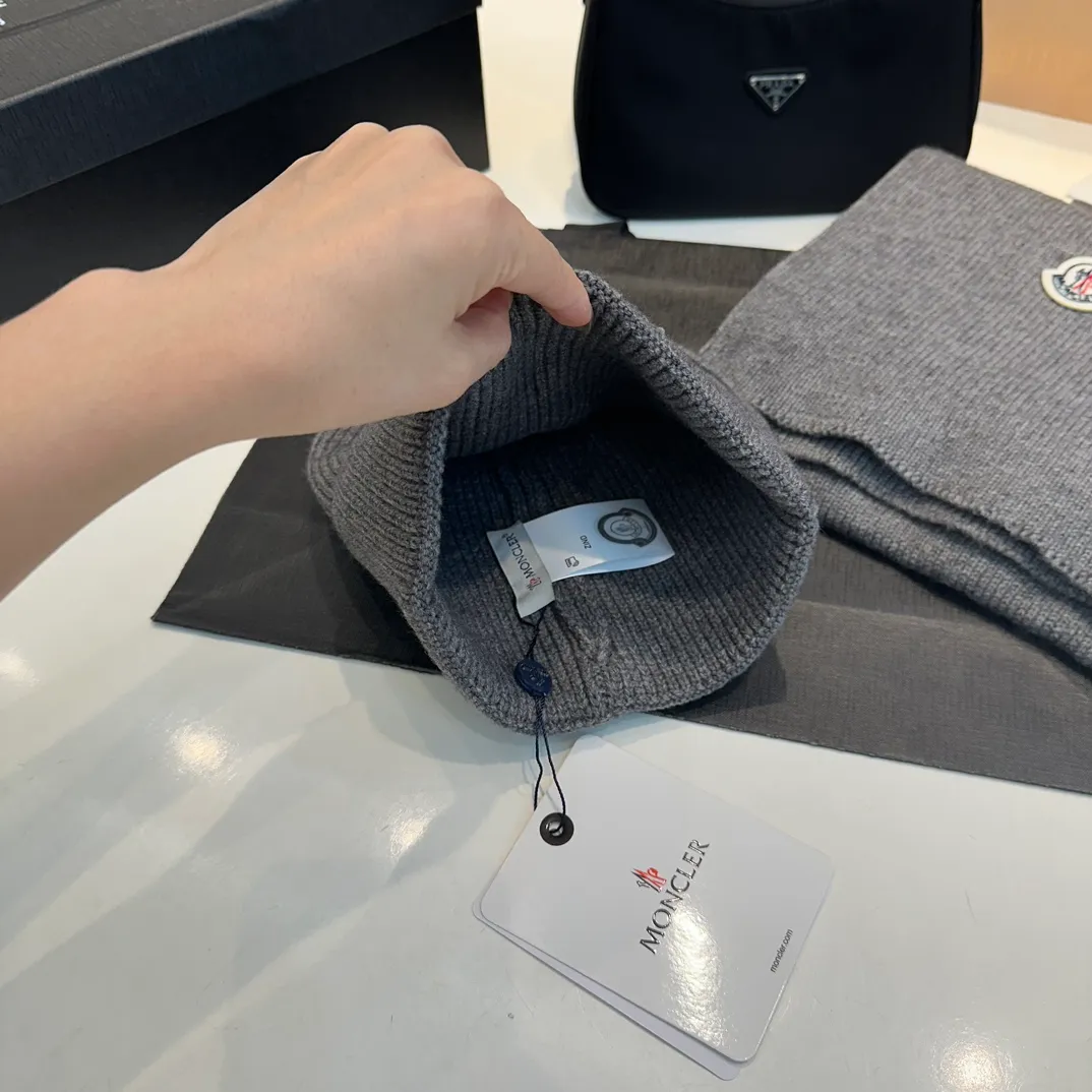 P160 Moncler muzzle suit autumn and winter style cuffed wool knitted beanie High quality customization! This must be my favorite of minimalism. It is clean, neat, fashionable and versatile, and will definitely not be picky about your face shape! A fashionable classic that lasts forever! Both men and women are welcome!