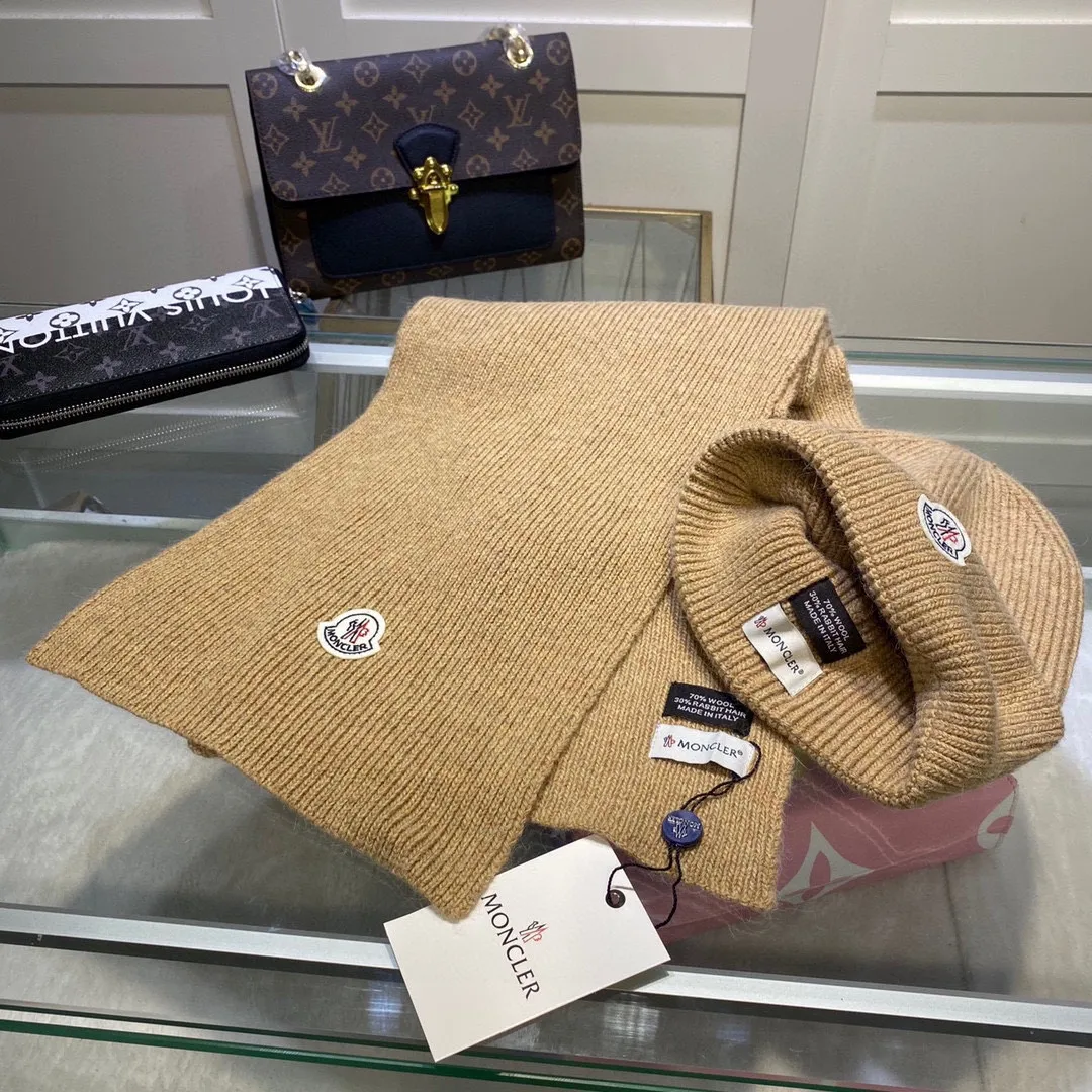P170 MONCLER classic suit hat! Hat ➕Scarf! Cashmere and Rabbit Velvet Quality! It's warm and super comfortable~A great tool for young ladies to reduce their age in winter~This winter, all you need is a set of hats~It's warm and fashionable! Unisex model! Can be made as a couple model! Complete range of anti-counterfeiting labels and elevators! Many styles, welcome to choose!!