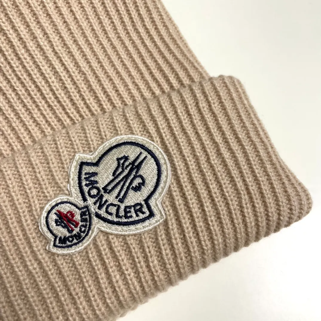 P66 comes with a dust bag for Moncler💥Official classic knitted hat, replica of the original. Very soft and skin-friendly, very elastic💓Texy and very versatile style~ Warm cashmere woolen hat, one size fits all and elastic~ Unisex, can be worn by any head size. Excellent quality, highly recommended