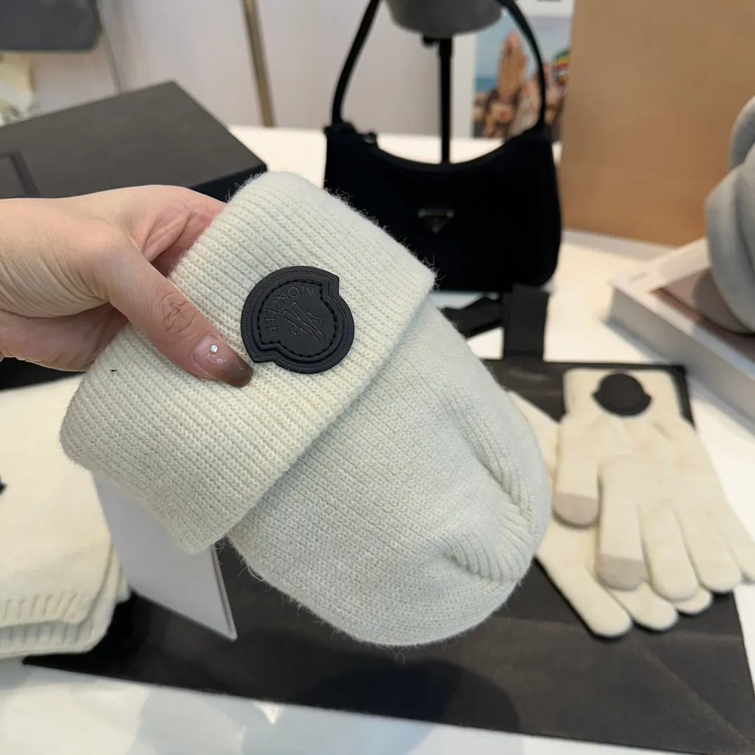 P110 Moncler wool knitted three-piece set, gloves + hat + scarf set ❄️ Wool knitted, super cute with cashmere scarf, a must-have for autumn and winter