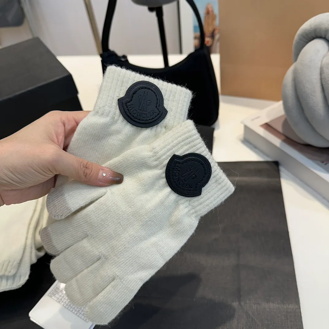 P110 Moncler wool knitted three-piece set, gloves + hat + scarf set ❄️ Wool knitted, super cute with cashmere scarf, a must-have for autumn and winter