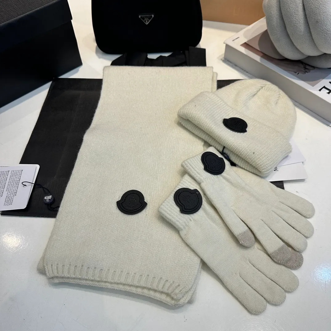 P110 Moncler wool knitted three-piece set, gloves + hat + scarf set ❄️ Wool knitted, super cute with cashmere scarf, a must-have for autumn and winter