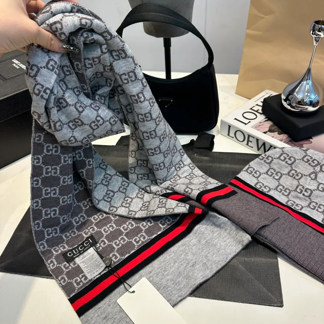P140 GUCCI classic suit hat! Hat ➕Scarf! Cashmere and Rabbit Velvet Quality! It's warm and super comfortable~A great tool for young ladies to reduce their age in winter~This winter, all you need is a set of hats~It's warm and fashionable! Unisex model! Can be made as a couple model! Complete range of anti-counterfeiting labels and elevators! Many styles, welcome to choose!!
