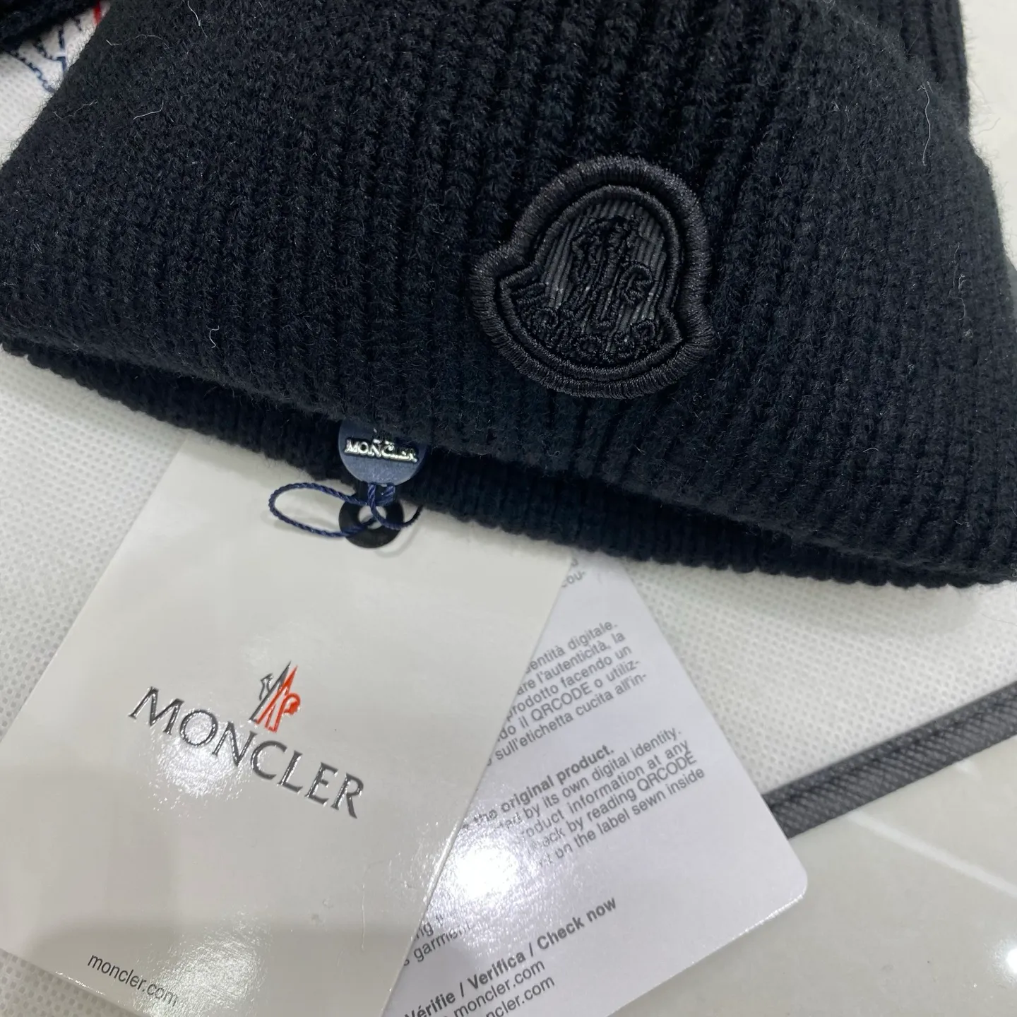 Moncler Mouth Covered Cashmere Knitted Hat (Fox Fur Ball) + Scarf🧣