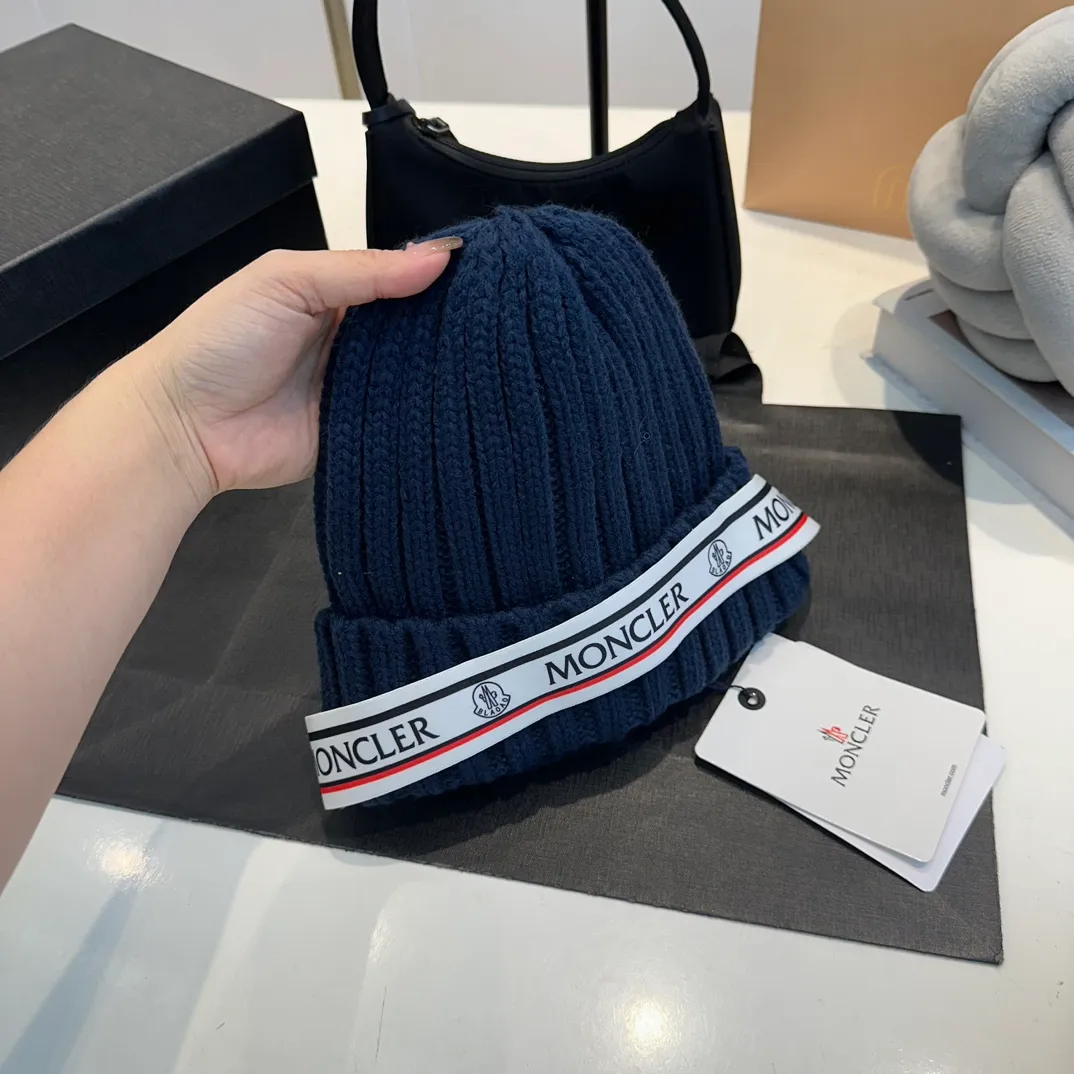 P70 Moncler Mouth Mouth, the latest model from the official website 🆕 Thick knitted beanie for autumn and winter. The knitted hat is a must-have for winter wear®️. It not only has the function of preventing cold, but also serves as a match to enhance the winter atmosphere. At the same time, thick knitted beanie is also very friendly to friends with big heads!