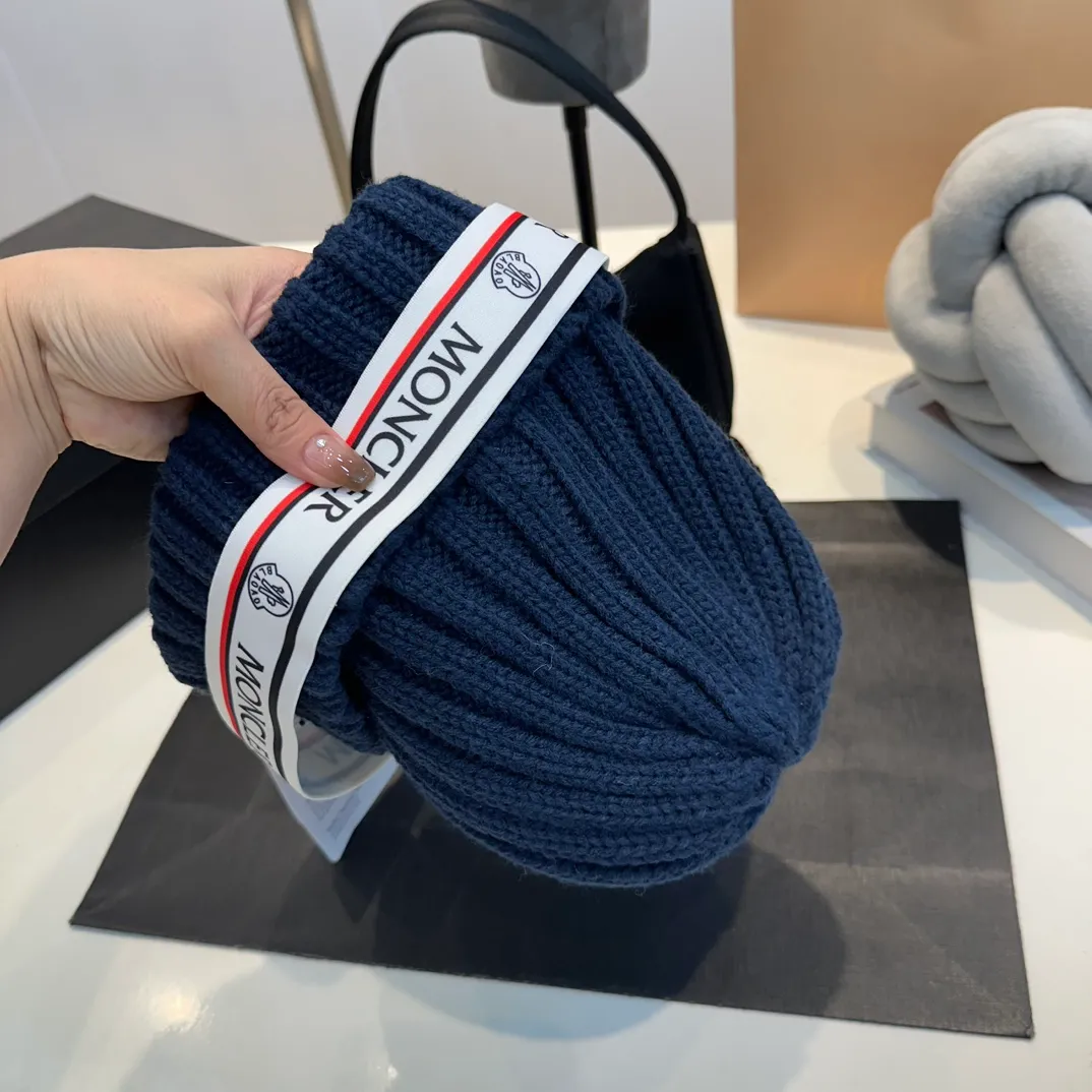 P70 Moncler Mouth Mouth, the latest model from the official website 🆕 Thick knitted beanie for autumn and winter. The knitted hat is a must-have for winter wear®️. It not only has the function of preventing cold, but also serves as a match to enhance the winter atmosphere. At the same time, thick knitted beanie is also very friendly to friends with big heads!