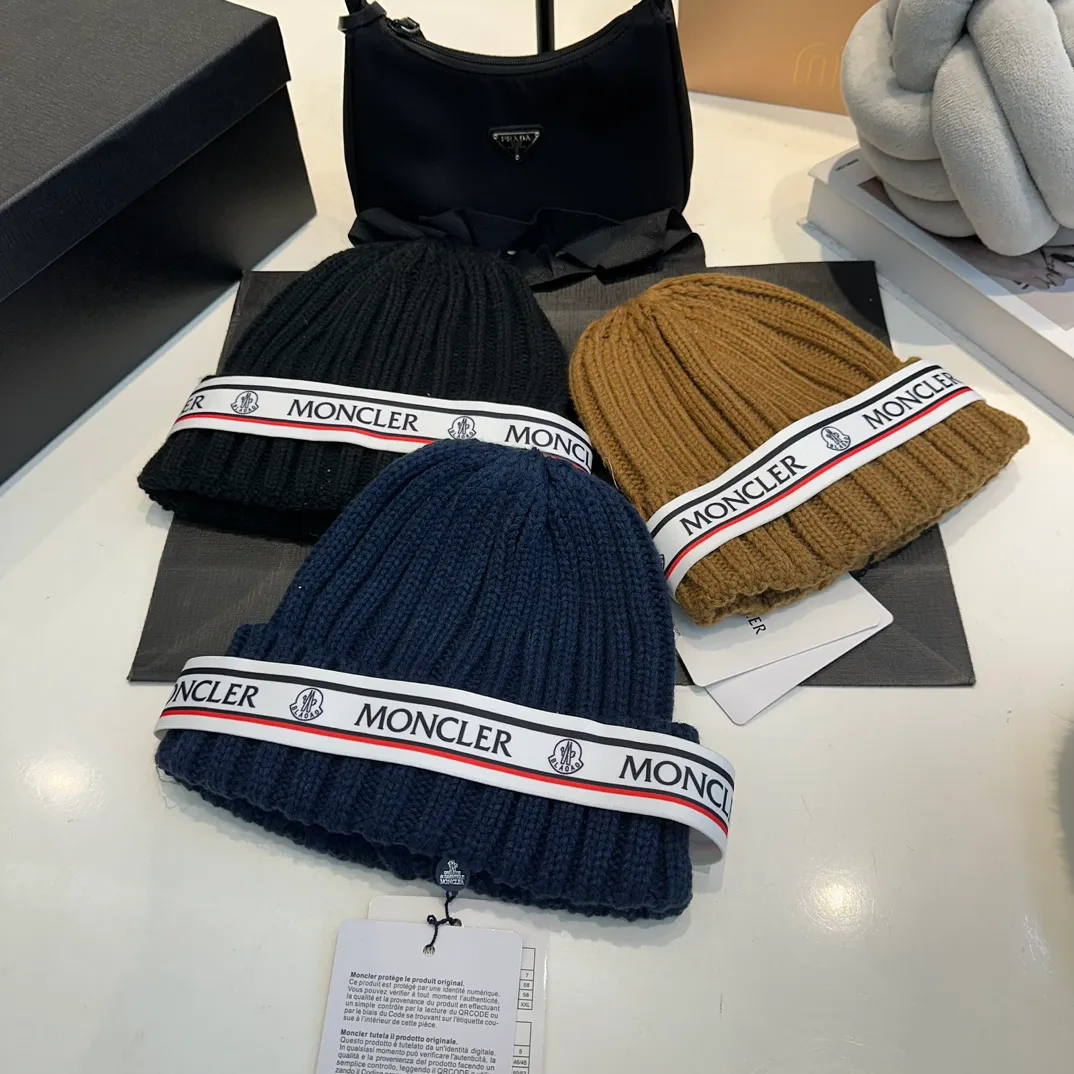 P70 Moncler Mouth Mouth, the latest model from the official website 🆕 Thick knitted beanie for autumn and winter. The knitted hat is a must-have for winter wear®️. It not only has the function of preventing cold, but also serves as a match to enhance the winter atmosphere. At the same time, thick knitted beanie is also very friendly to friends with big heads!