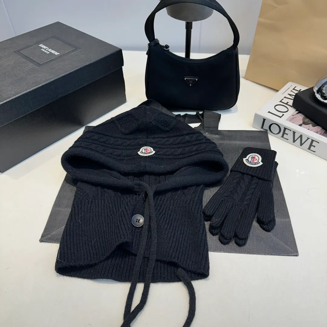 p140 Moncler Mouth Cover Set Hat + Gloves Autumn and Winter Knitted Beanie Hat This must be my favorite of minimalism. It is clean, neat, fashionable and versatile, and will definitely not be picky about your face shape! A fashionable classic that lasts forever!